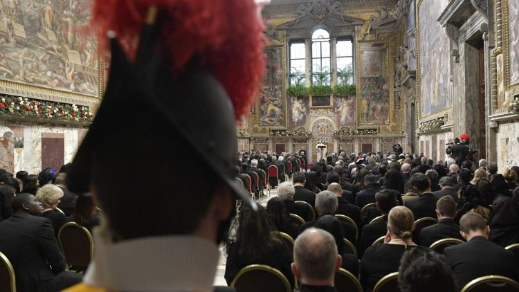 Und alle kommen: Der Papst spricht vor den beim Vatikan akkreditierten Diplomaten