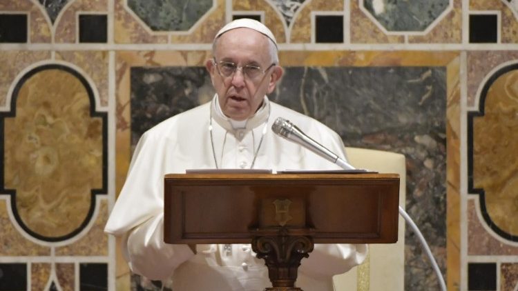 Папа Францішак падчас сустрэчы з дыпламатамі