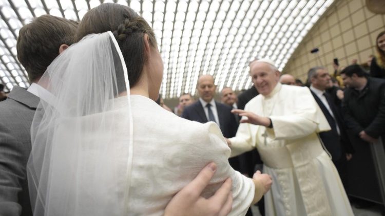 Recém casados na Audiência Geral na Sala Paulo VI, para a bênção do Papa Francisco