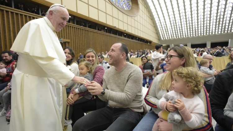 Ferenc pápa köszönti a híveket a szerdai általános kihallgatáson