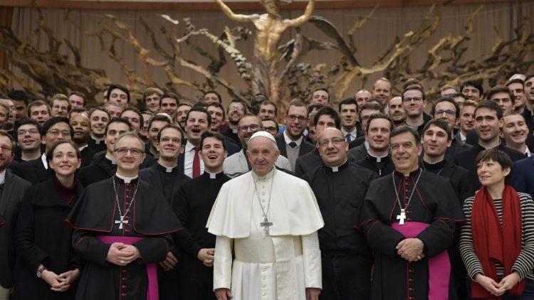 Le Pape lors de l'audience générale du 9 janvier, entouré de séminaristes et de formateurs français de l'archidiocèse de Paris et du diocèse aux Armées.