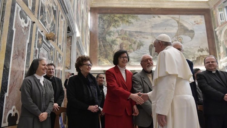 Le Pape saluant quelques-uns des participants au congrès de l'AIPSC