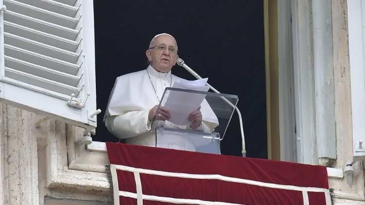 El Papa Francisco asomado desde la ventana del Palacio Apostólico del Vaticano. 