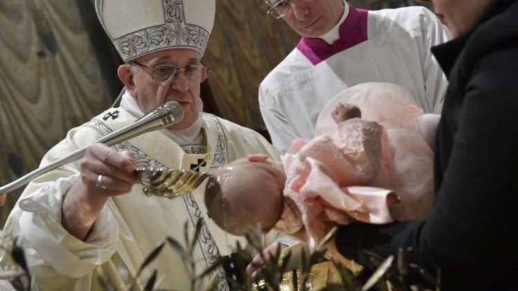 Påven Franciskus döper barn 