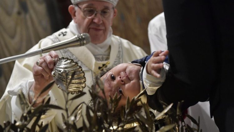 Папата кръщава малко дете в Сикстинската капела, 13 януари 2019 г.