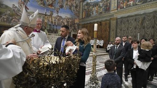 V nedeľu Pánovho krstu pápež František pokrstil 27 detí