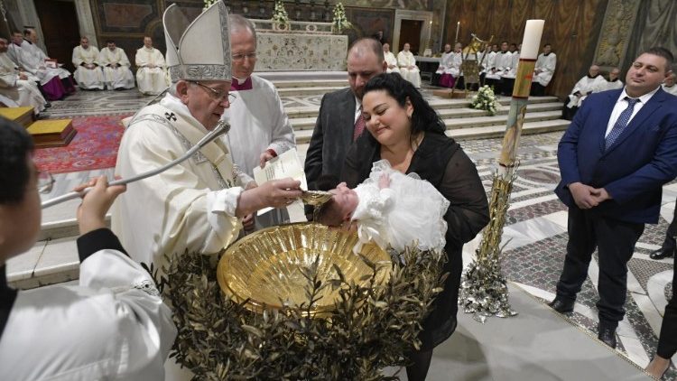 Papa Franjo krsti dijete u Sikstinskoj kapeli