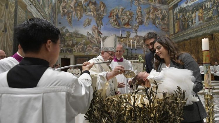 赤ちゃんに洗礼を授ける教皇フランシスコ　2019年1月13日　バチカン・システィーナ礼拝堂
