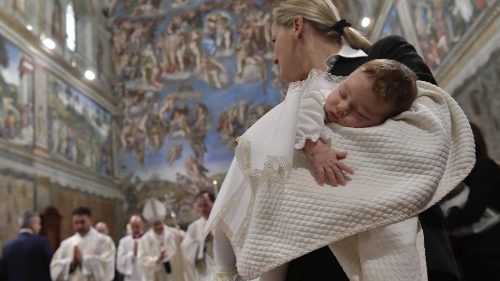 Le Pape baptise 27 bébés dans la Chapelle Sixtine 