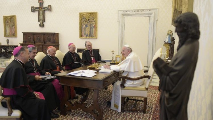 Ferenc pápa az öt chilei főpásztorral a Vatikánban