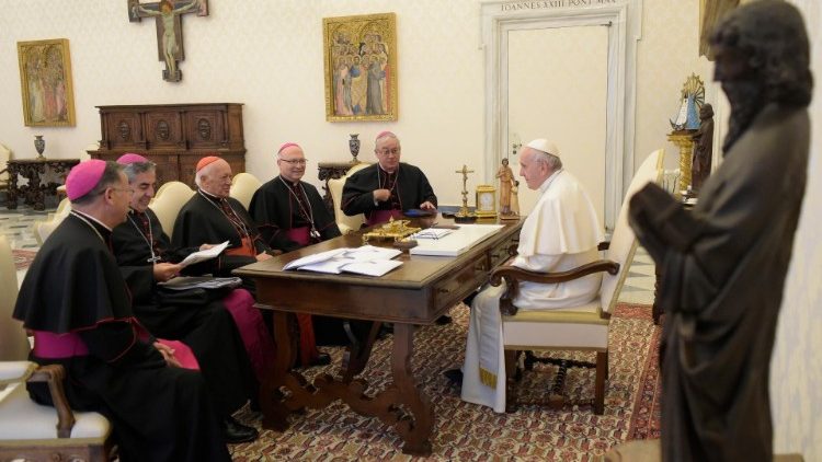 Le Pape et les cinq membres du Comité permanent de la Conférence épiscopale chilienne ce lundi 14 janvier