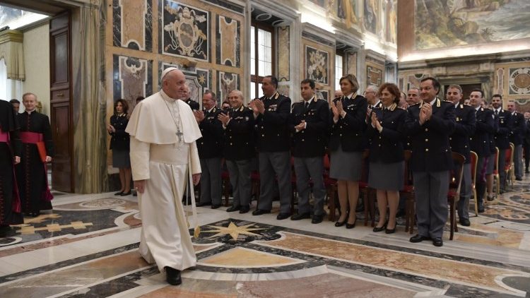Le Pape dans la salle Clémentine devant les membres de la sécurité publique. 