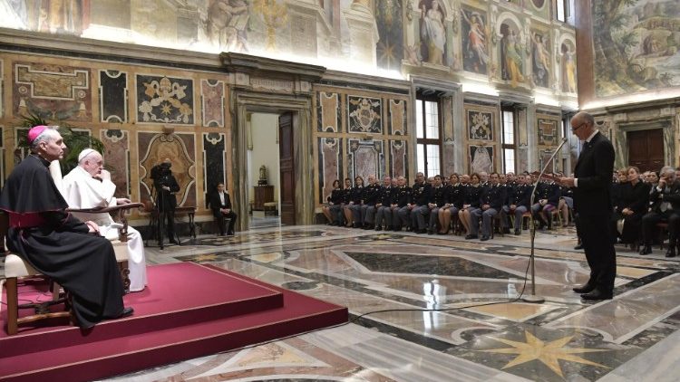 Papież do włoskich policjantów: dbajcie o korzenie cywilizacji