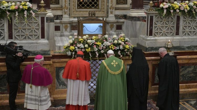 Pope Francis prays with other Christian leaders at the tomb of St Paul, at the beginning of Vespers for the beginning of the Week of Prayer for Christian Unity