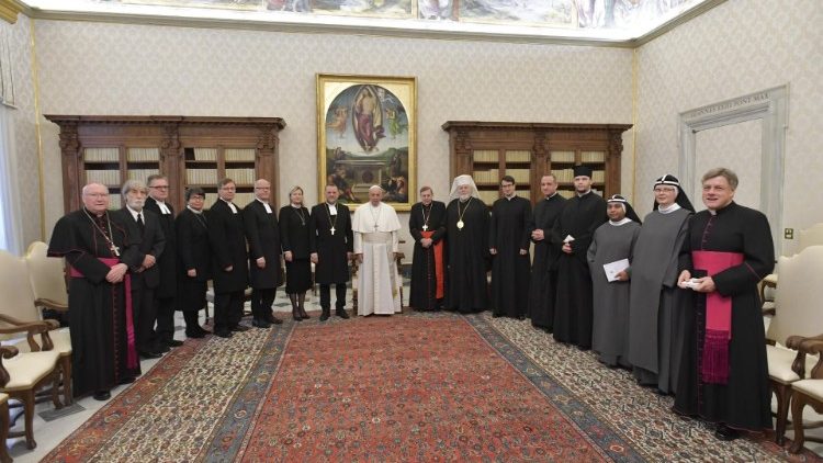 Påven Franciskus med den ekumeniska delegationen från Finland