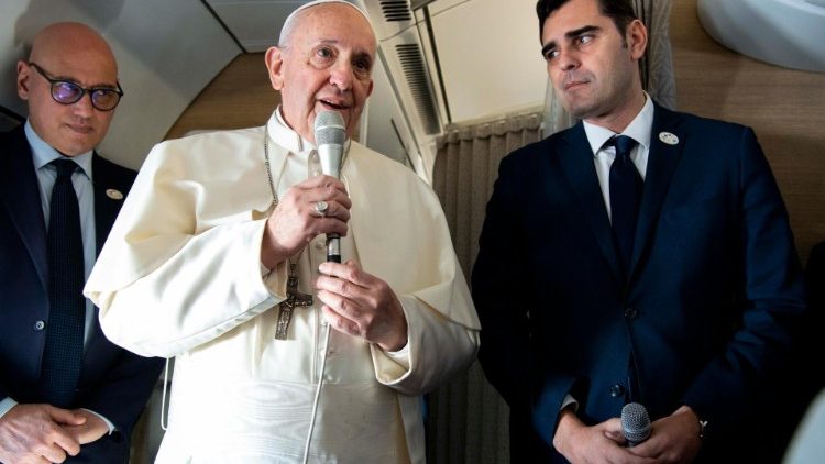 Der Papst auf dem Flieger nach Panama