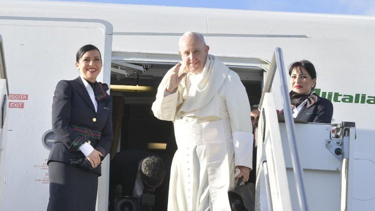 Ferenc pápa beszáll a repülőgépbe, ami Panamába viszi