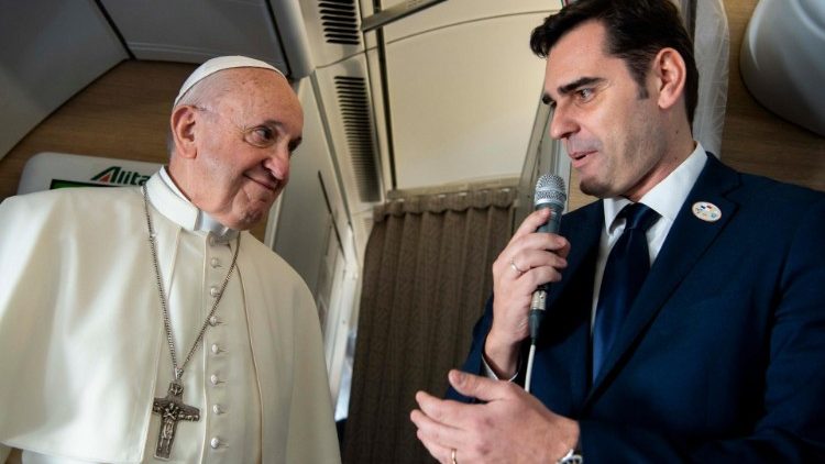 Papež Frančišek se je med povratkom iz Paname zaustavil v pogovoru z novinarji