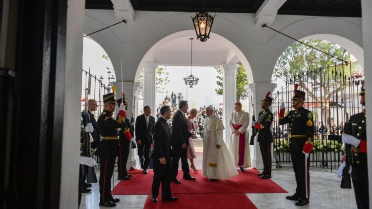 Papež Frančišek ob prihodu v predsedniško palačo, kjer se je srečal s panamskim predsednikom Rodriguezom