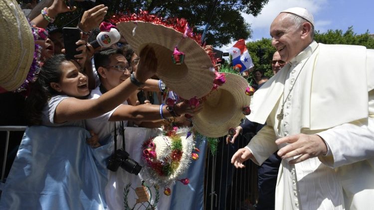 Papa Francisco saudado por jovens no Panamá