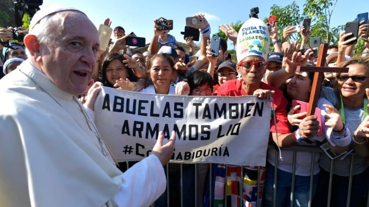 Il Papa si è fermato per salutare una nonna che ha incrociato più volte a Panama