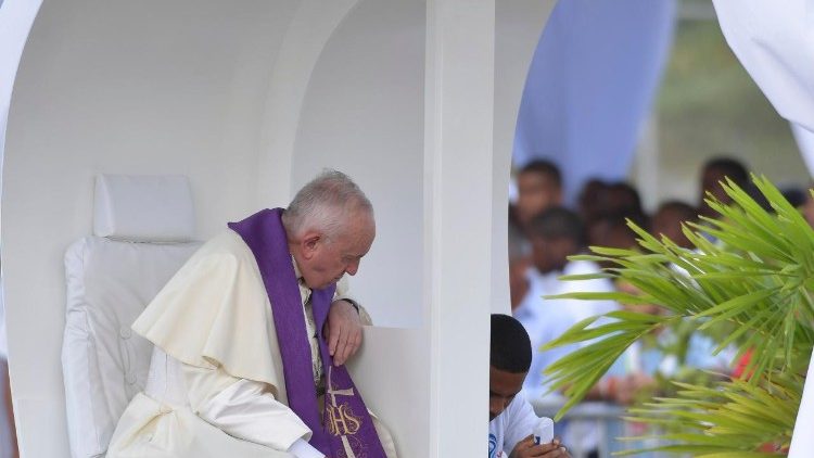 Ilustračná snímka: Pápež František spovedá mladých na SDM v Paname (jan. 2019)
