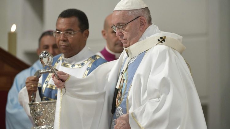 Papież: Msza i poświęcenie nowego ołtarza