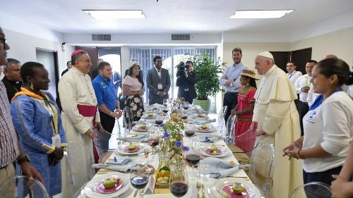 Papež v bogoslovnem semenišču sv. Jožefa kosil z 10 mladimi