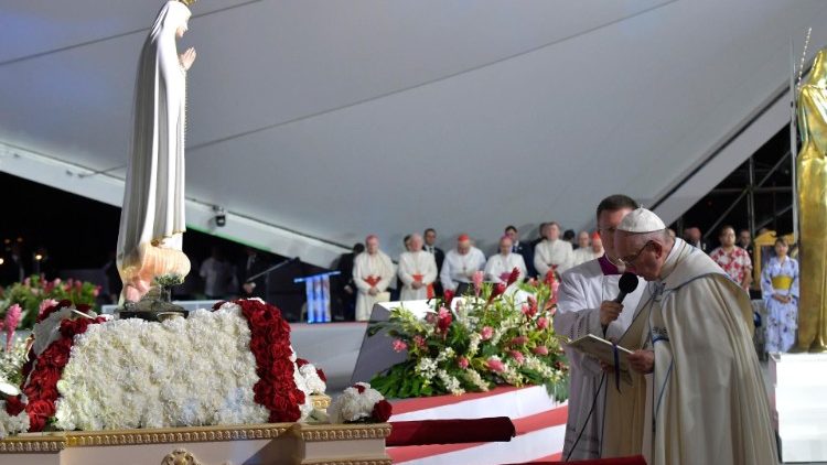 Le Pape priant devant une statue de la Vierge Marie lors de la veillée des JMJ de Panama, le 26 janvier 2019.