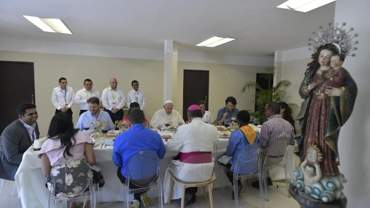 Pope Francis and representatives of WYD at lunch on Jan. 26, 2019.  Bedwin Taitus (extreme left), Dennis Galdamez (2nd on Pope's left).