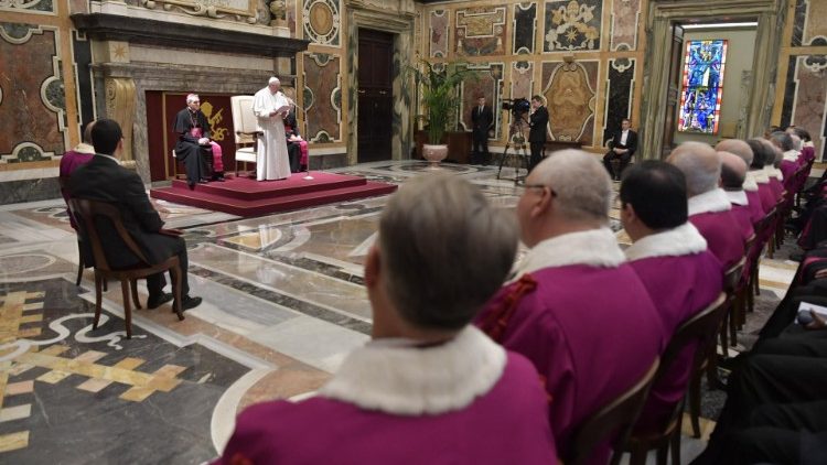 Le Pape François recevant les prélats de la Rote Romaine. 