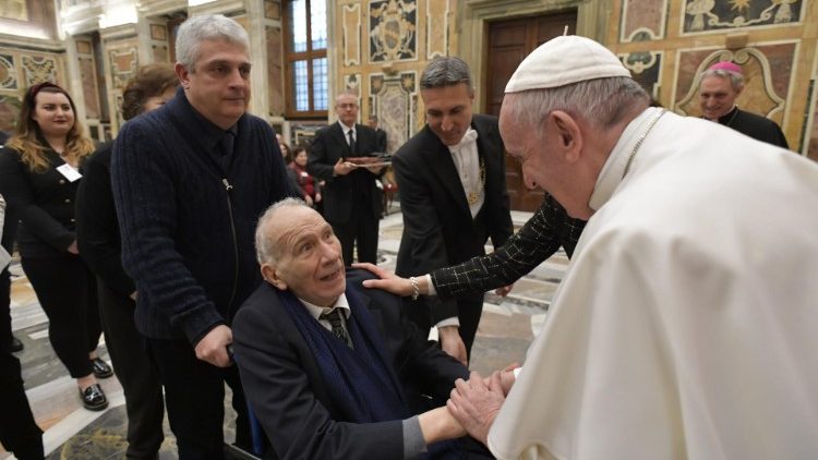 Le Pape saluant les membres du Mouvement italien pour la vie