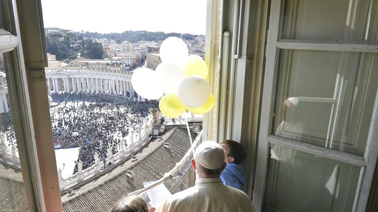  Papa gjatë lutjes së Engjëllit të Tnzot