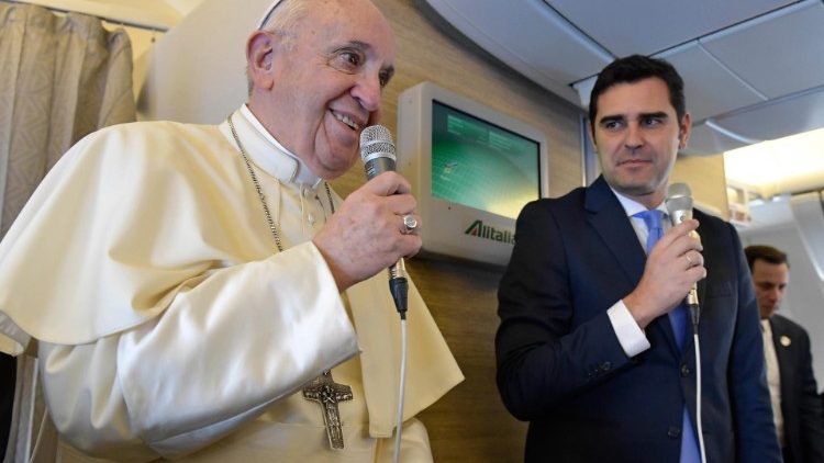 Папата по време на пресконференцията на борда самолета с който се завърна от Абу Даби в Рим на 5 февруари.