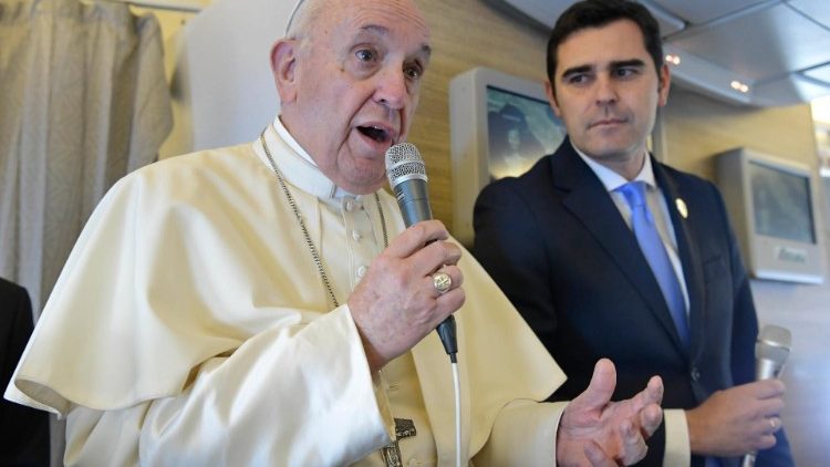 Påvens presskonferens på flyget från Skopje till Rom