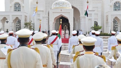 Cerimonia di benvenuto per Papa Francesco negli Emirati Arabi Uniti
