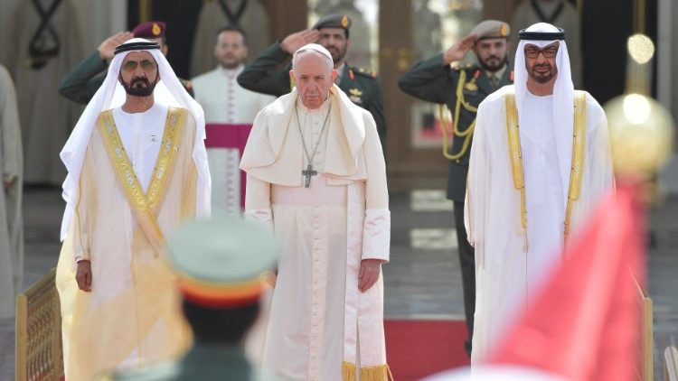 Церемония по посрещането на папата в президентския дворец в Абу Даби