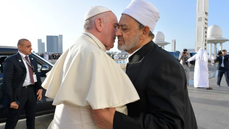 L'accolade entre le Pape François et le Grand Imam d'Al-Azhar lors de leur arrivée à la Rencontre interreligieuse d'Abou Dhabi, le 4 février 2019.