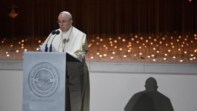  Påven talar under fredsmötet i Abu Dhabi