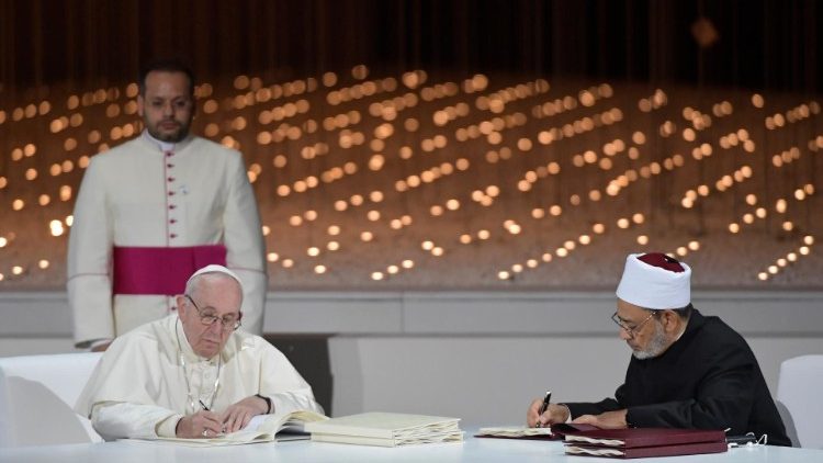 Papa Francesco e il Grande Imam di al-Azhar firmano la dichiarazione comune