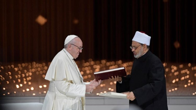 Papa Francesco e il Grande Imam di Al-Azhar ad Abu Dhabi firmano il Documento sulla Fraternità