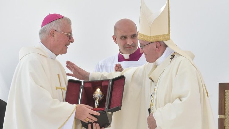 Papst Franziskus mit Bischof Hinder in Abu Dhabi 2019