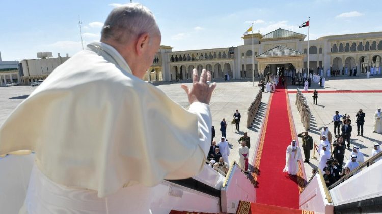 Le Pape saluant une dernière fois ses hôtes émiratis lors de son départ de l'aéroport d'Abou Dhabi, le 5 février 2019.