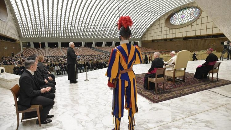 Fängelsepersonal på audiens hos påven Franciskus