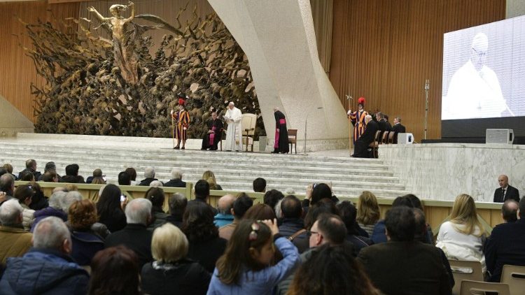 프란치스코 교황과 로마 레지나 첼리 교도소 직원들