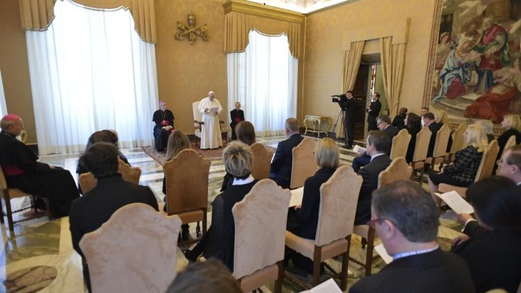 Le Pape François face aux membres de la Fondation Galilée, le 8 février 2019.