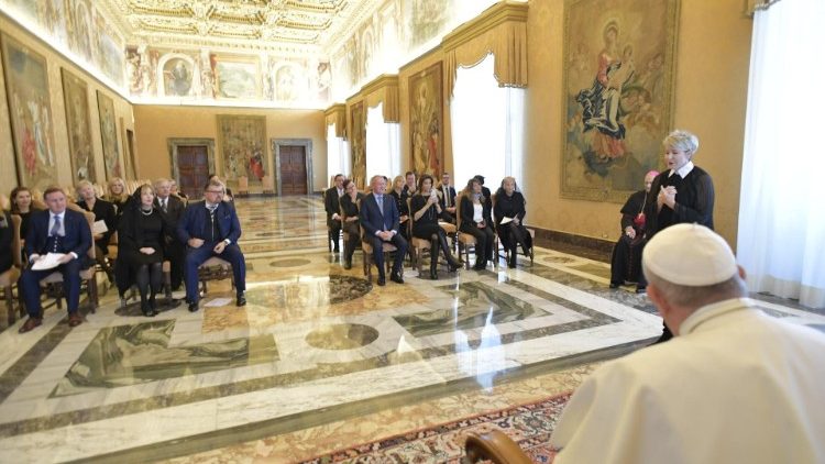Der Papst und seine Besucher von der Galileo Foundation im Vatikan