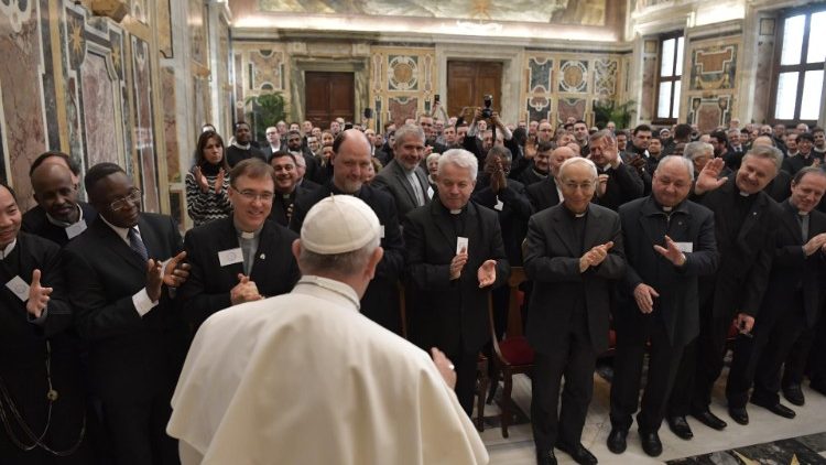 Papež Frančišek je danes dopoldan v avdienco sprejel profesorje in študente Akademije Alfonsiana v Rimu
