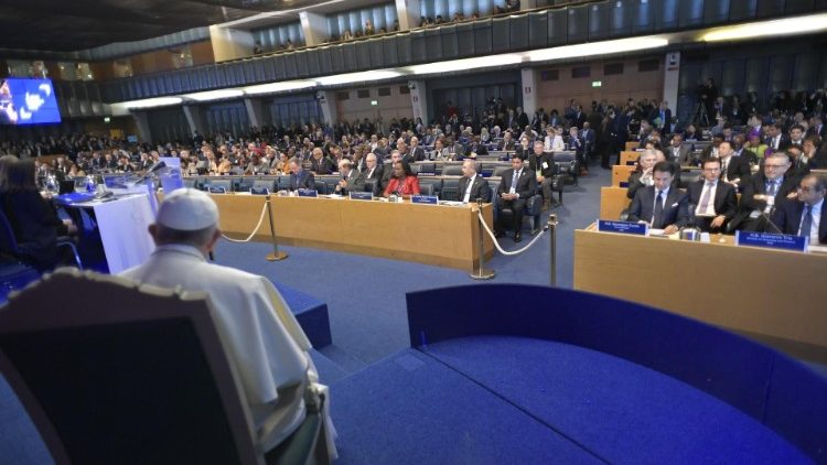 2019.02.14 Papa con participantes en Asamblea del FIDA