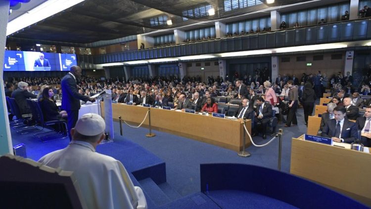 Pope Francis with the workders of IFAD as part of the 42nd General Assembly of the UN Organization